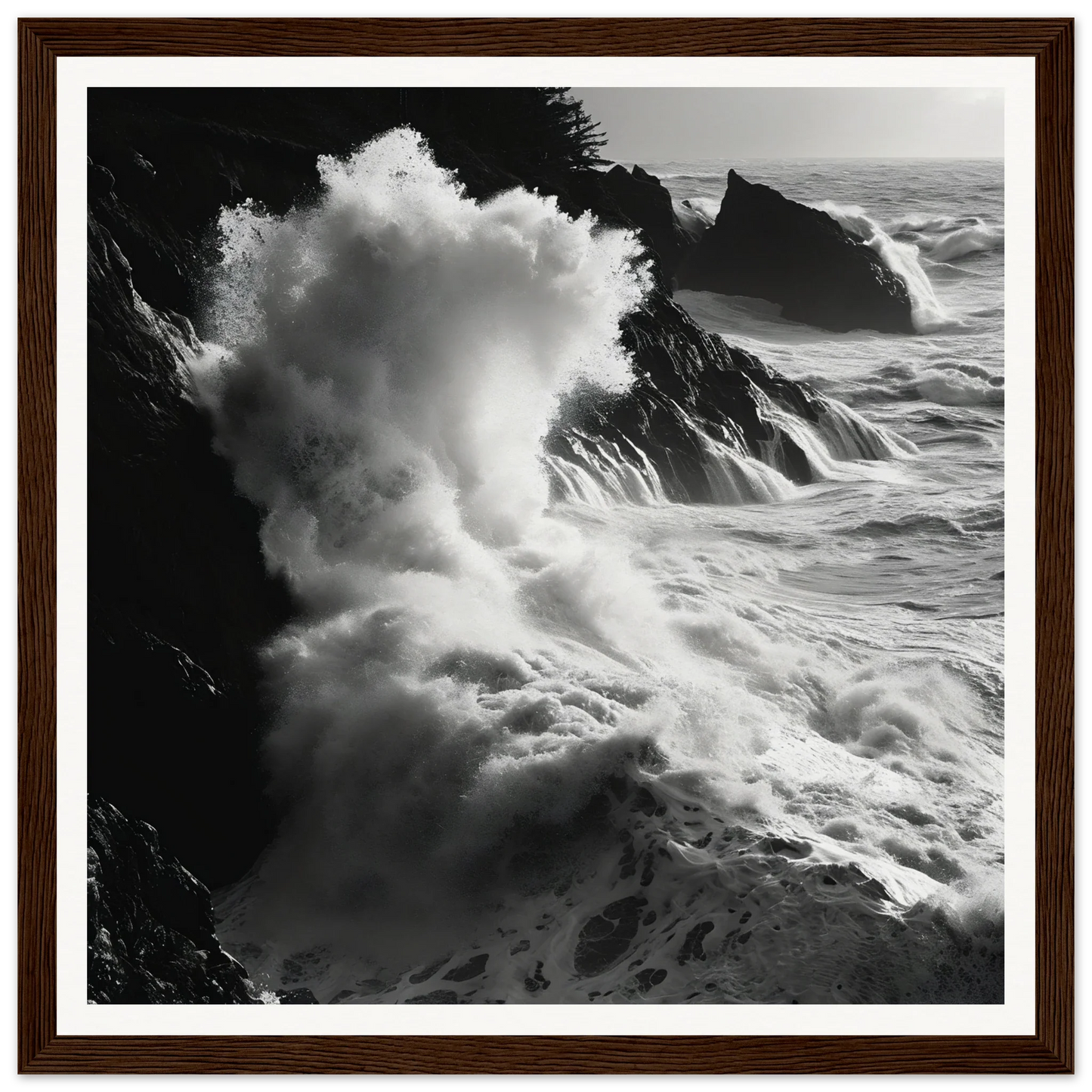 Powerful ocean waves crashing on rocky cliffs, perfect for Seas Slaps Struzgwžues art