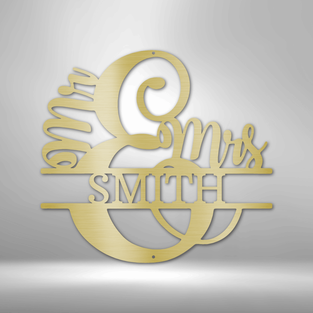 Gold-colored metal sign reading ’Mr. & Mrs. SMITH’ in an ornate, cursive design.