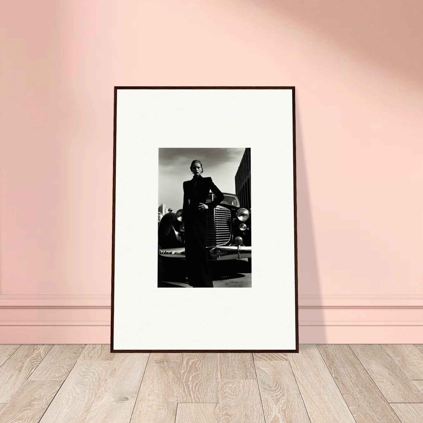 Black and white photo in a black frame, part of Noiray Vogue Explosion collection